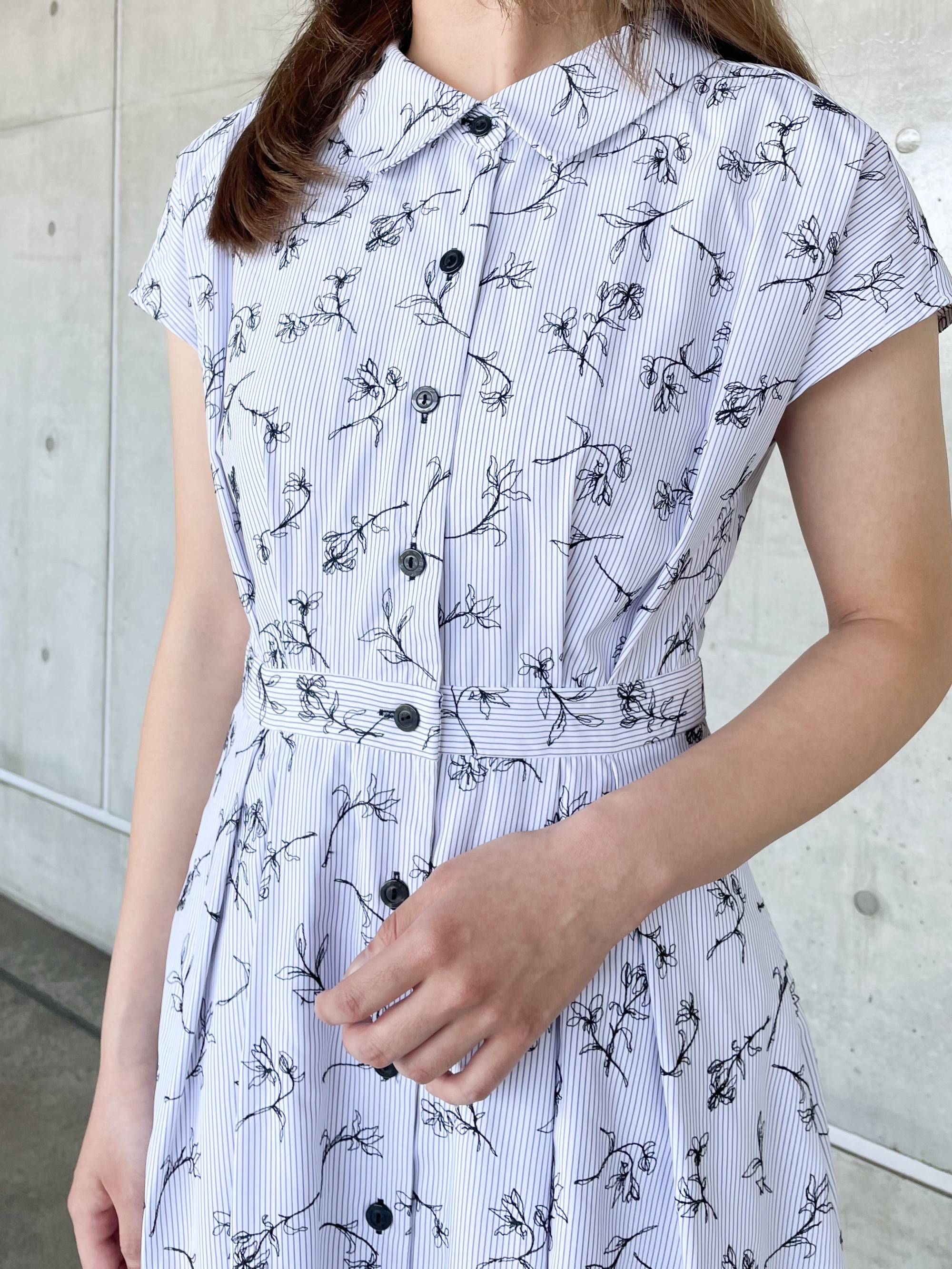 ストライプ刺繍のワンピース
