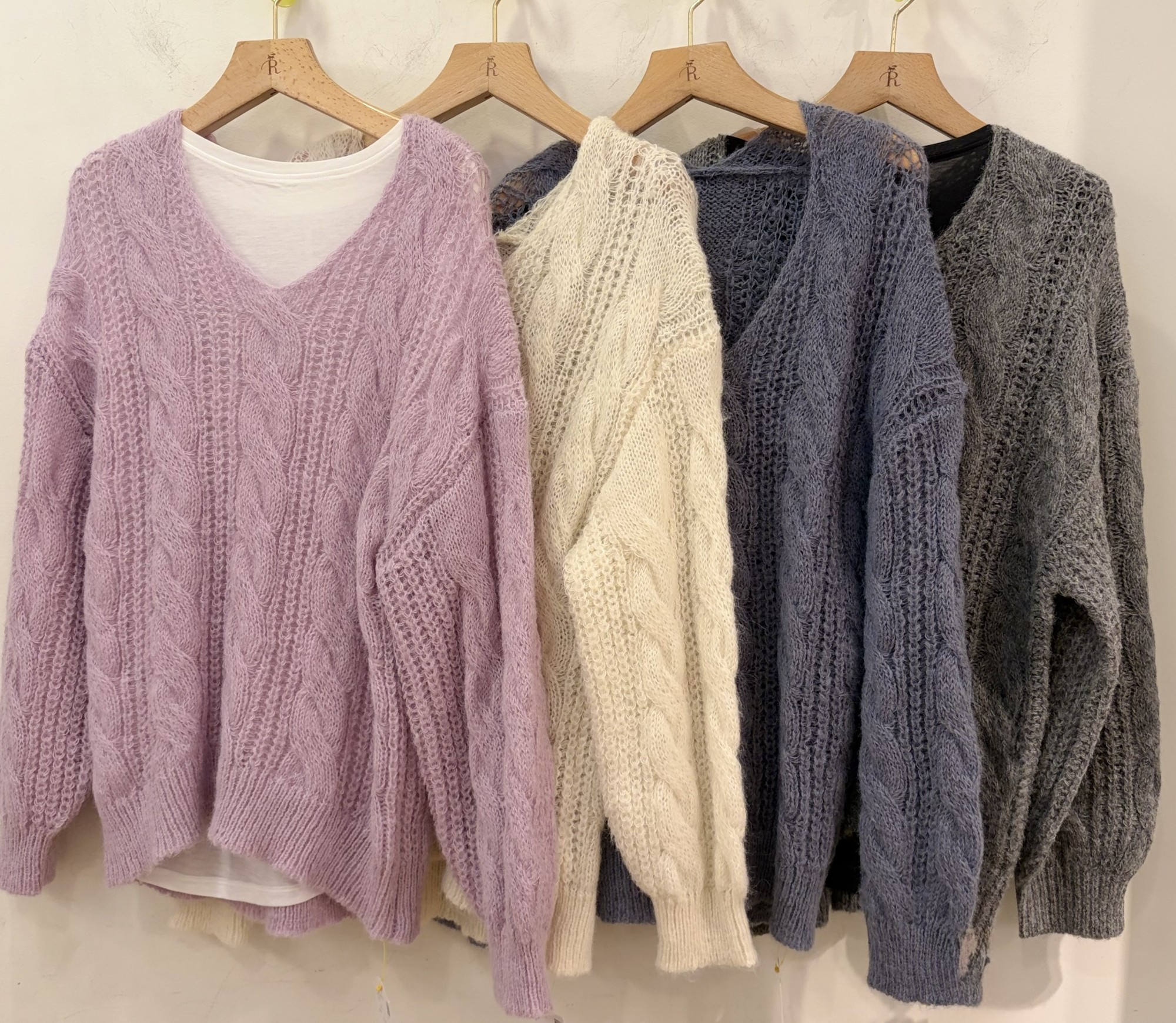 【ふんわりとした暖かみのあるニット】ケーブル編みニット