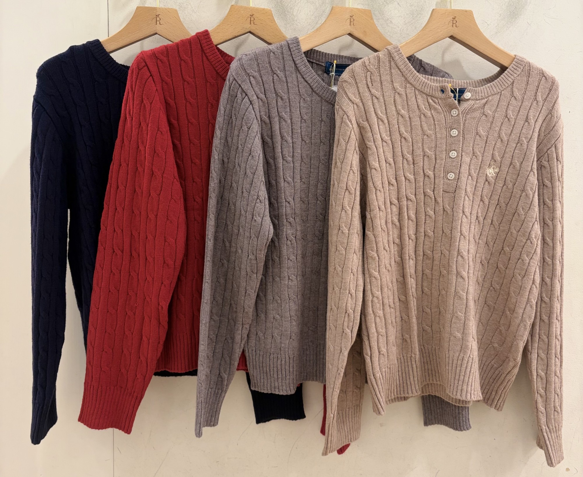 【もちっと滑らかな肌触り。ワンポイント刺繍が上品な】ヘンリーネック別注ニット