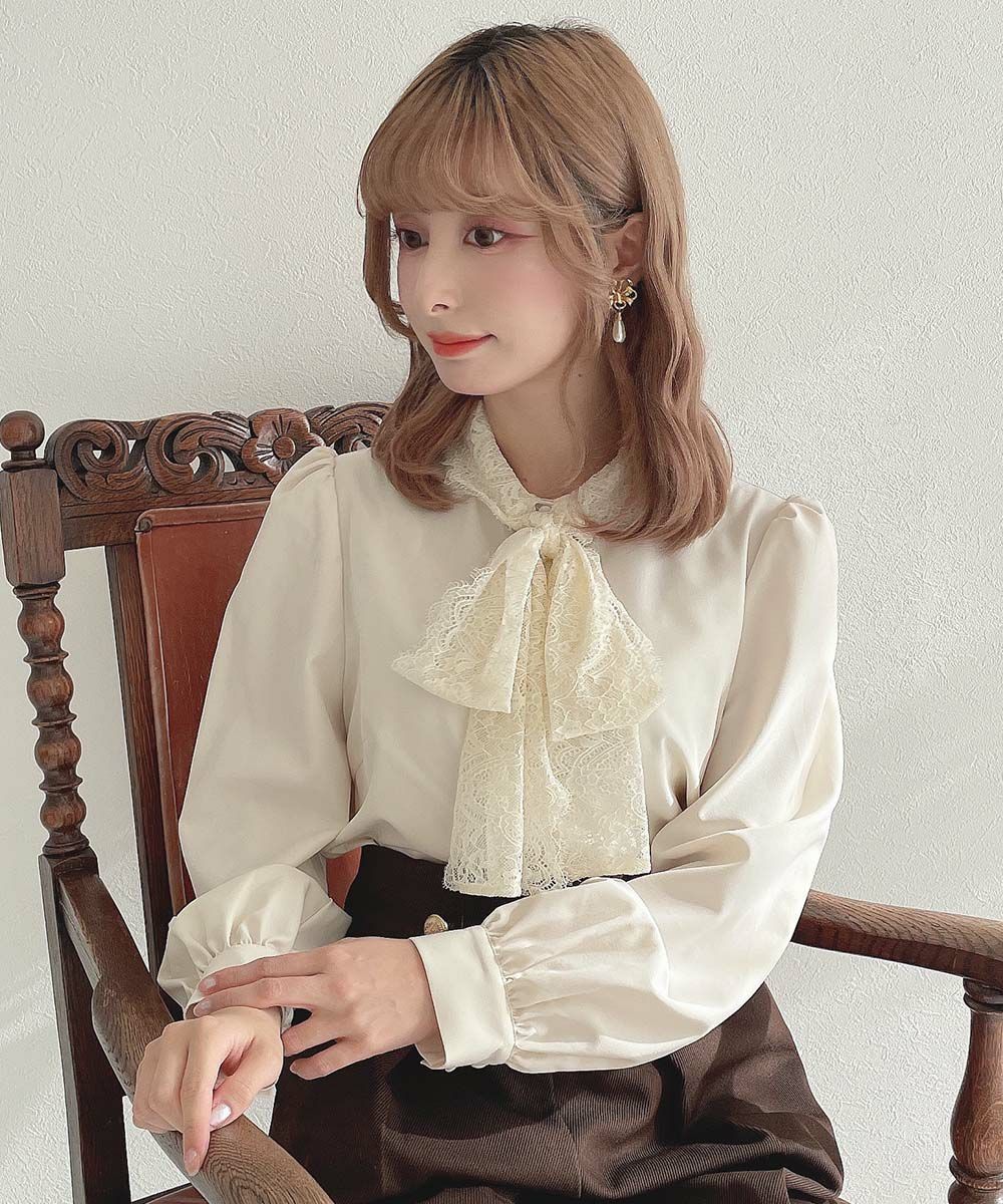 フロントのレースボウタイが目を惹くシャツ🌷
