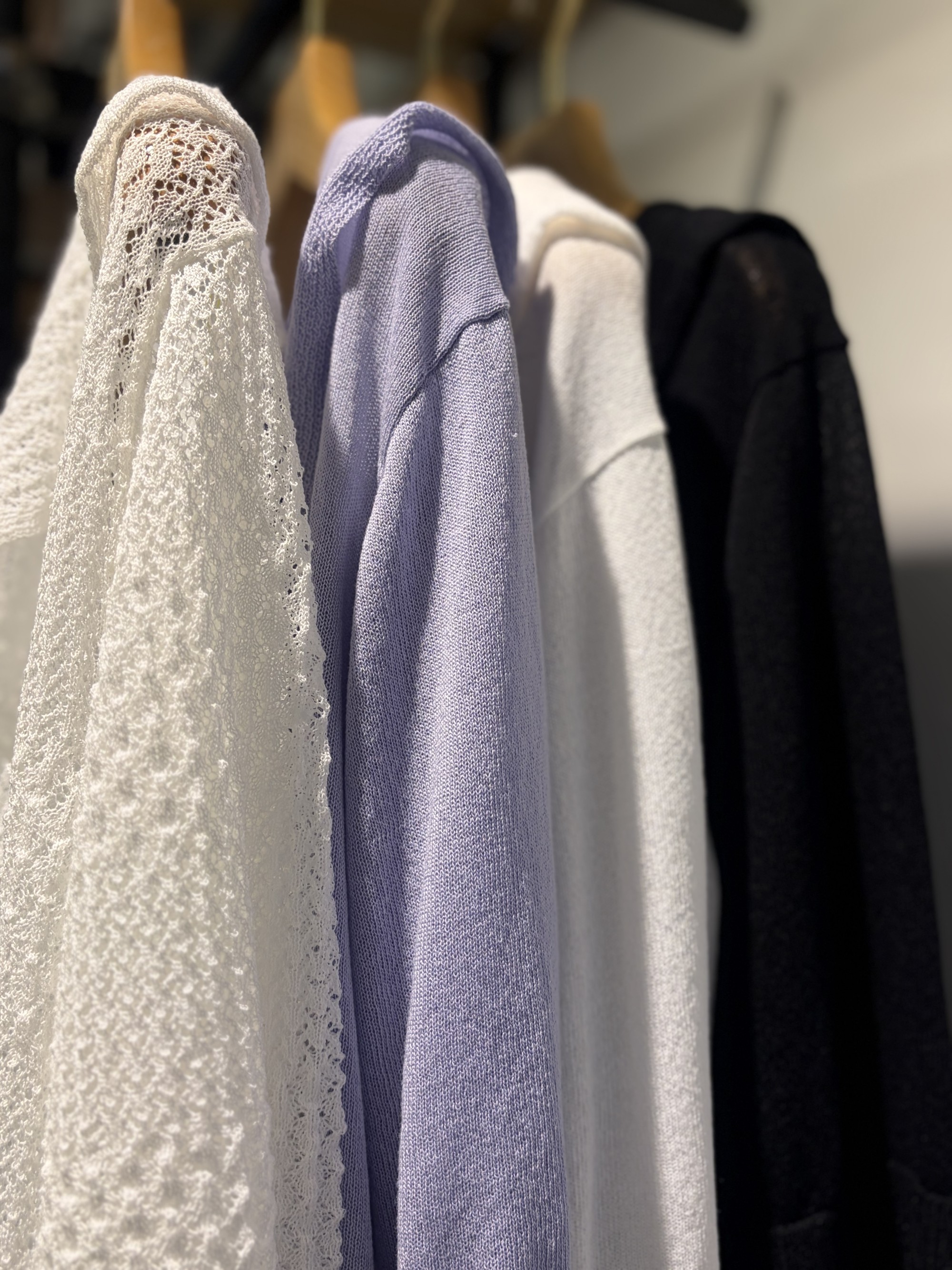 【繊細な透け感が映える】フリルデザイントップス