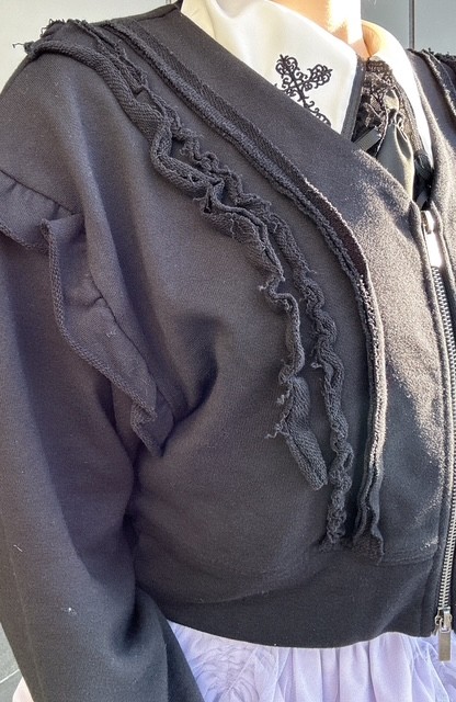 羽織としても、トップスとしても使えるカーディガン