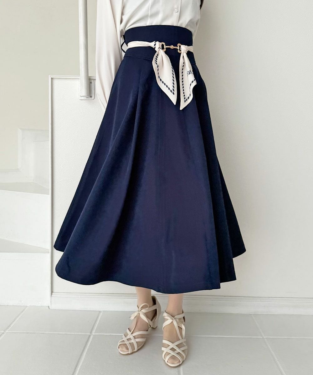 an another angelusオリジナルのロゴ入りスカーフが目を惹く、とびきりクラシカルなスカート。