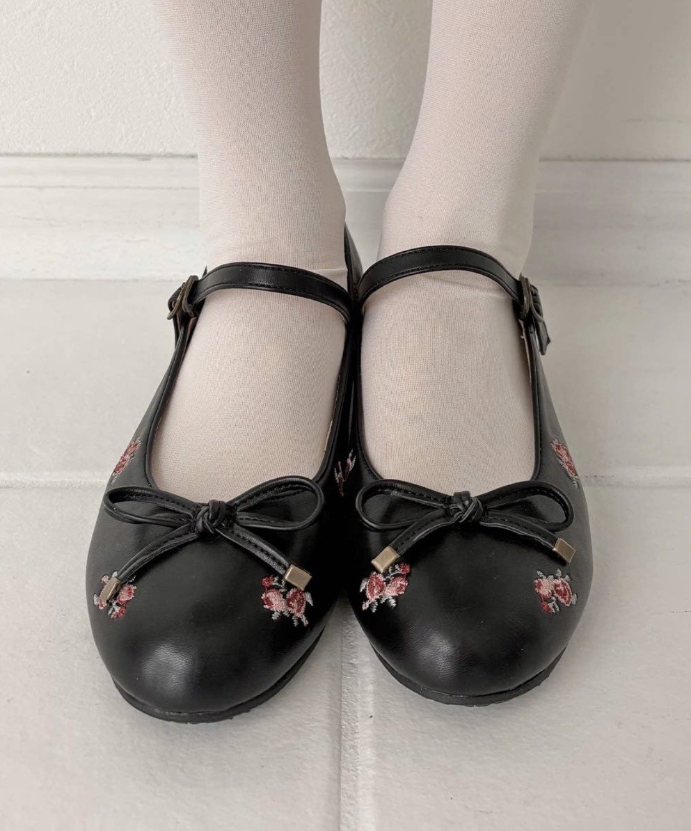 プチローズの刺繍がレトロで目を惹くバレエシューズ。