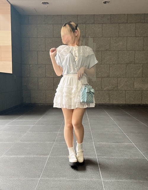 ボリューム感がかわいいカジュアルガーリーコーデ