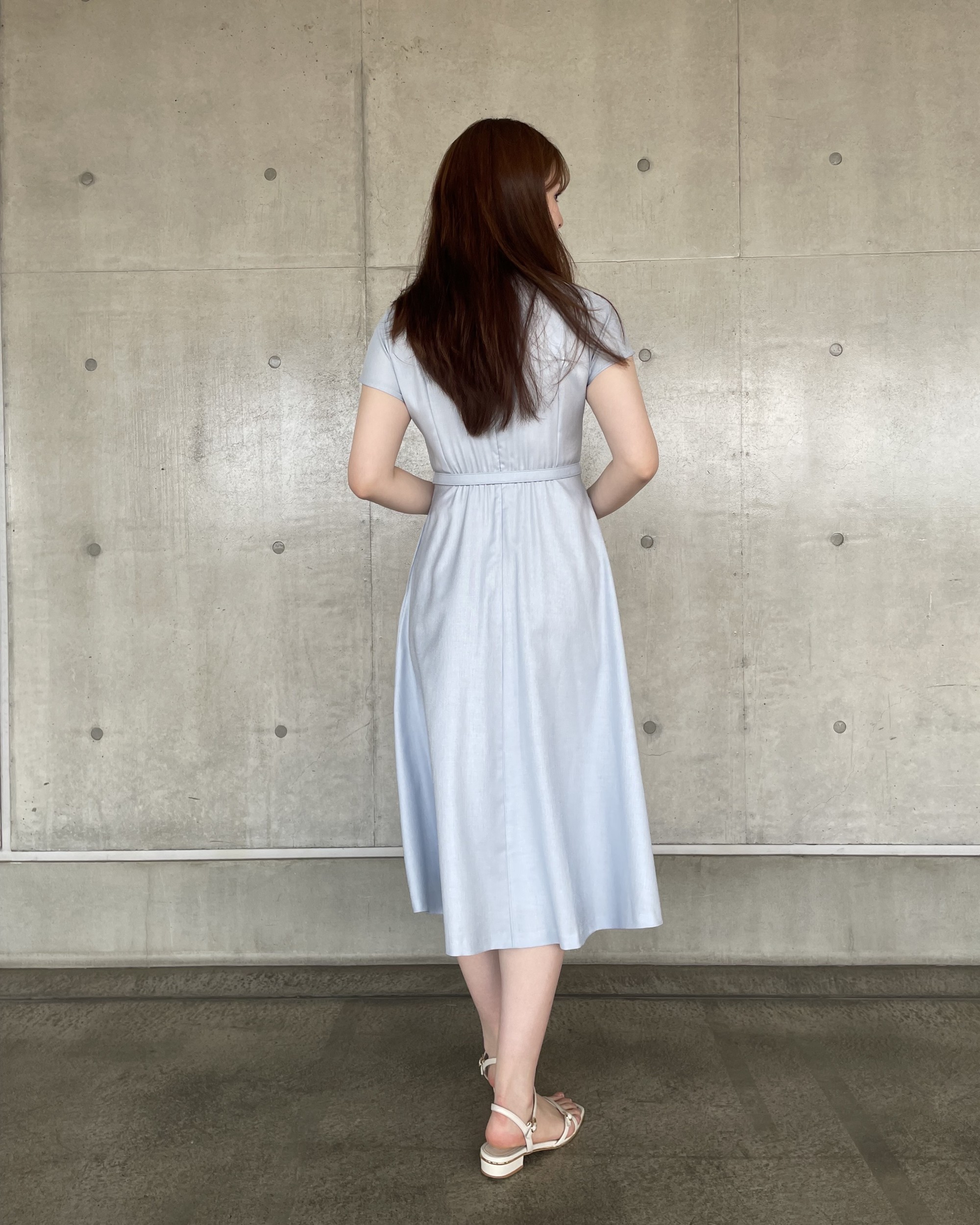 美シルエットを叶えるVネックフィット&フレアワンピース