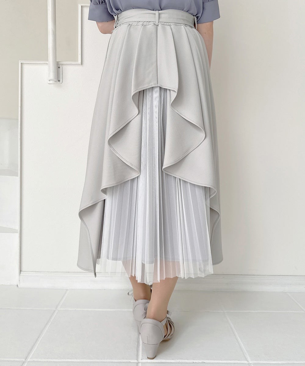 前と後ろで表情の変わる、360度クラシカルなフレアースカート。