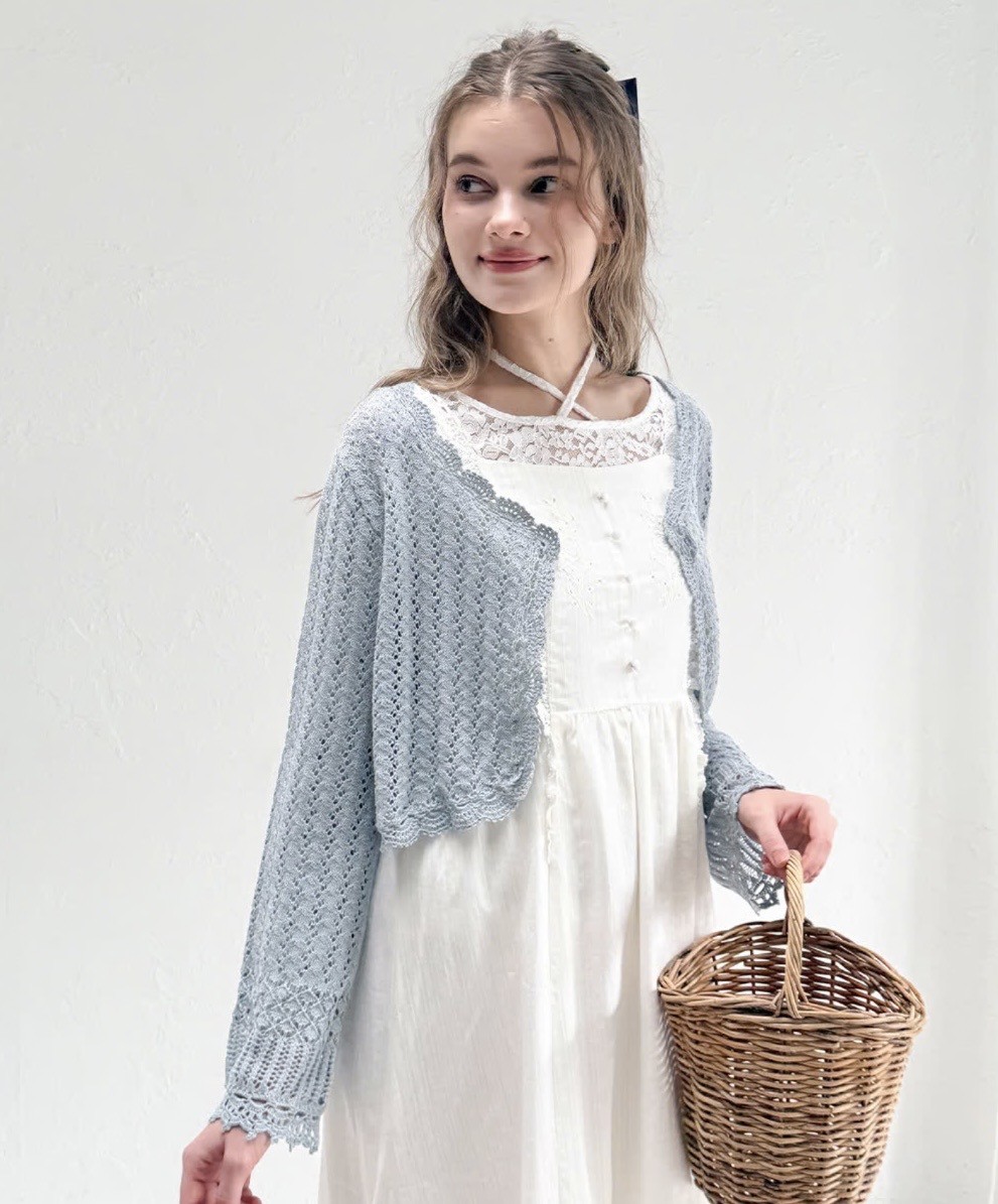クロシェ風の透かし編みがヴィンテージライクなニットボレロ。