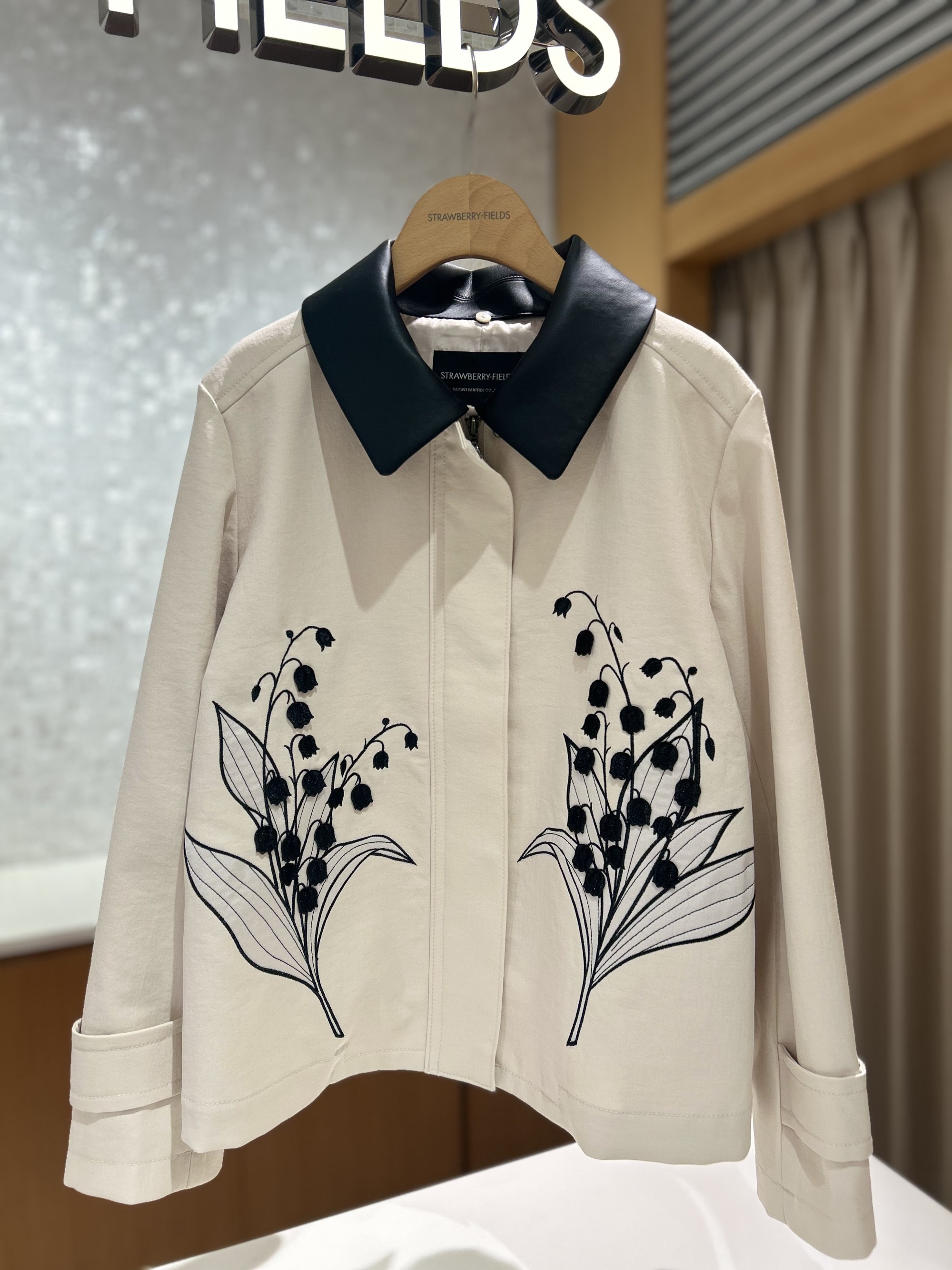 すずらん刺繍のショートコート