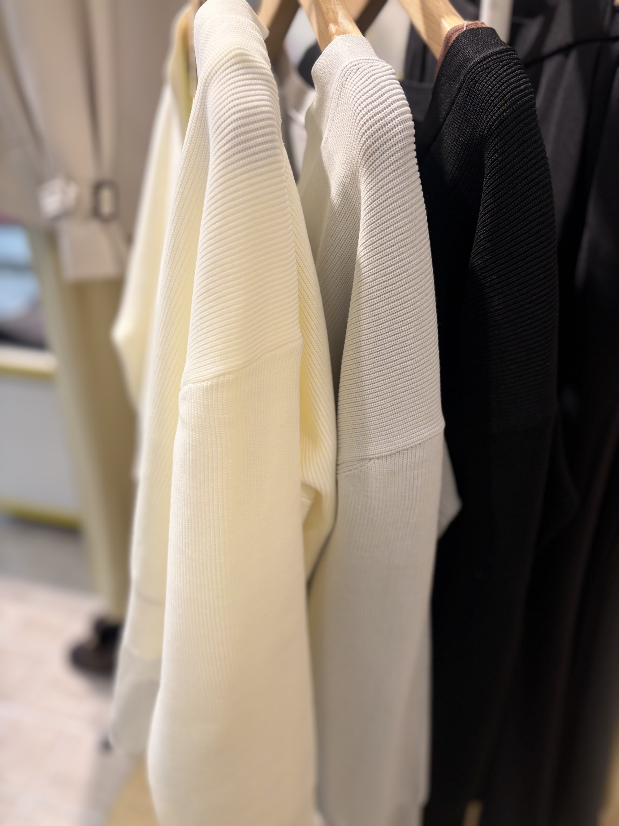 【程よい抜け感のある印象に】ニットカーディガン