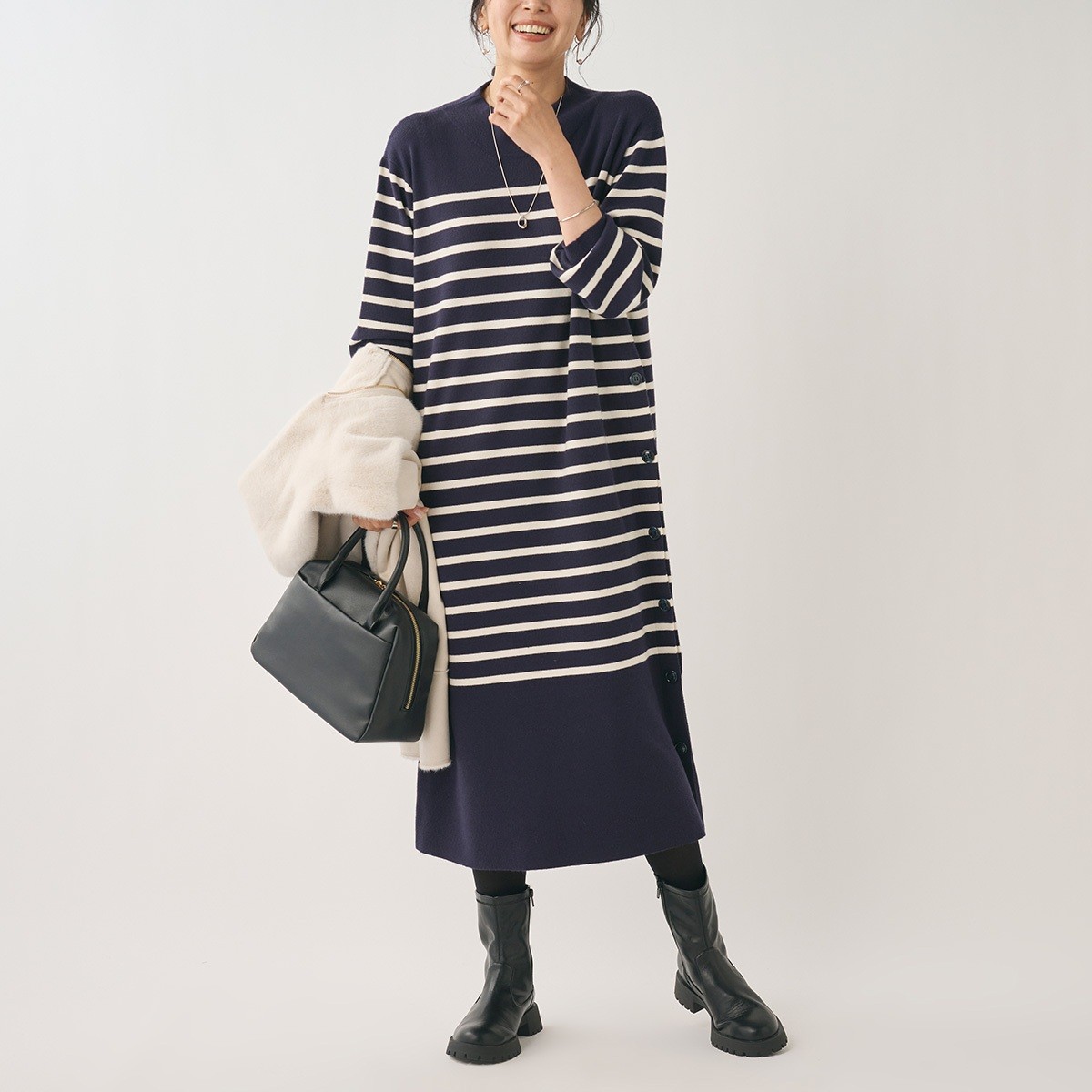 サイドボタンがアクセント！1枚でスッキリ着こなす優秀ニットワンピース