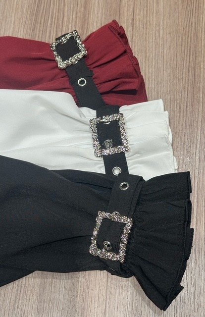 一枚で主役級のゴシックブラウス