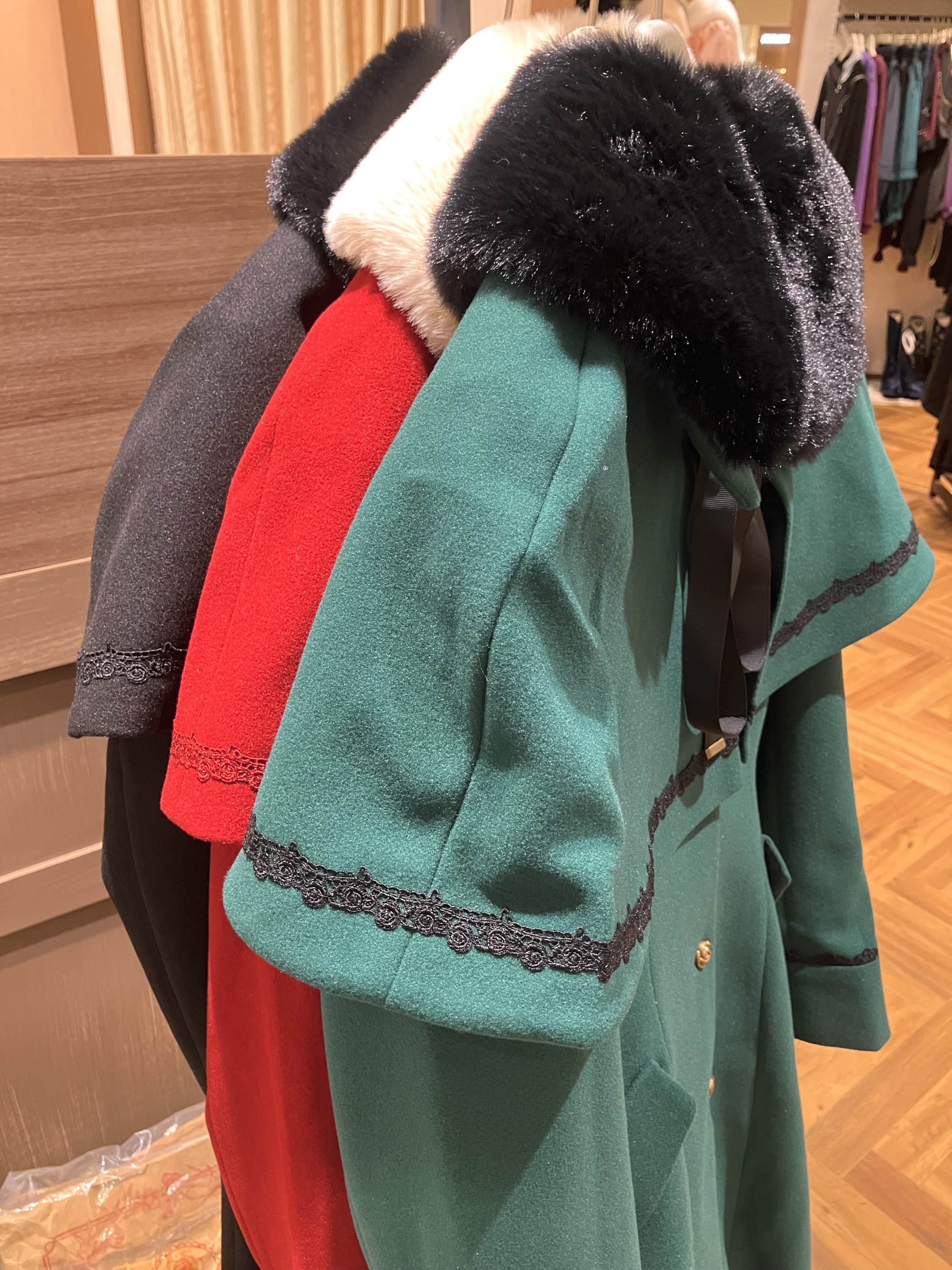 〘あなただけの着こなしを見つけて*。+〙後ろ姿も美しいバッスルコート