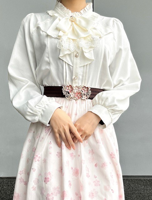 存在感のあるボリュームのジャボブラウス