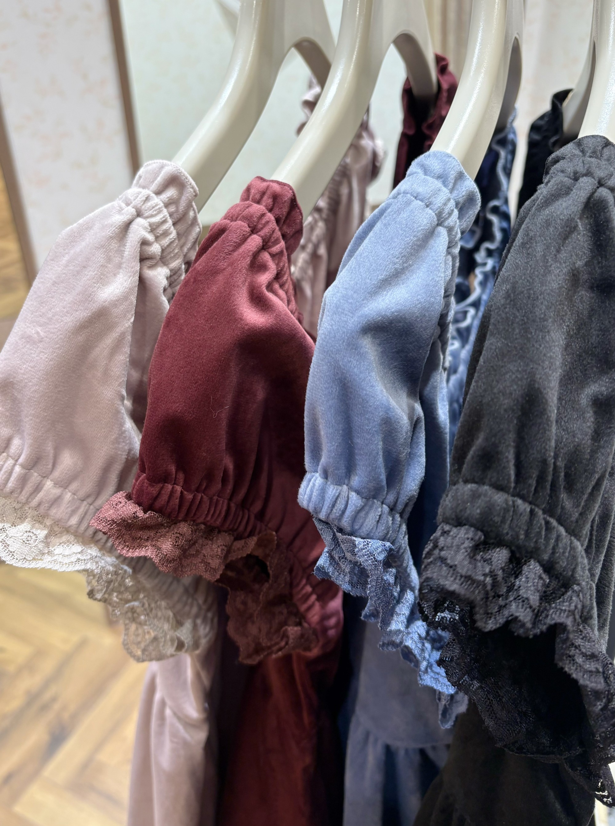 〘さりげないリボンがかわいい〙ベロアワンピース