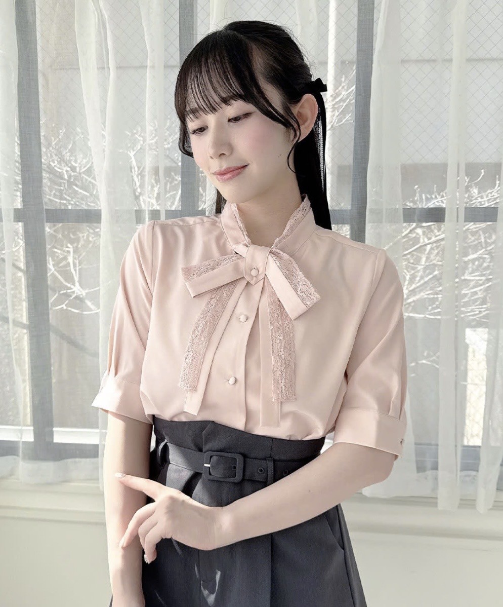 フロントのボウタイがレトロな印象のブラウス🎀