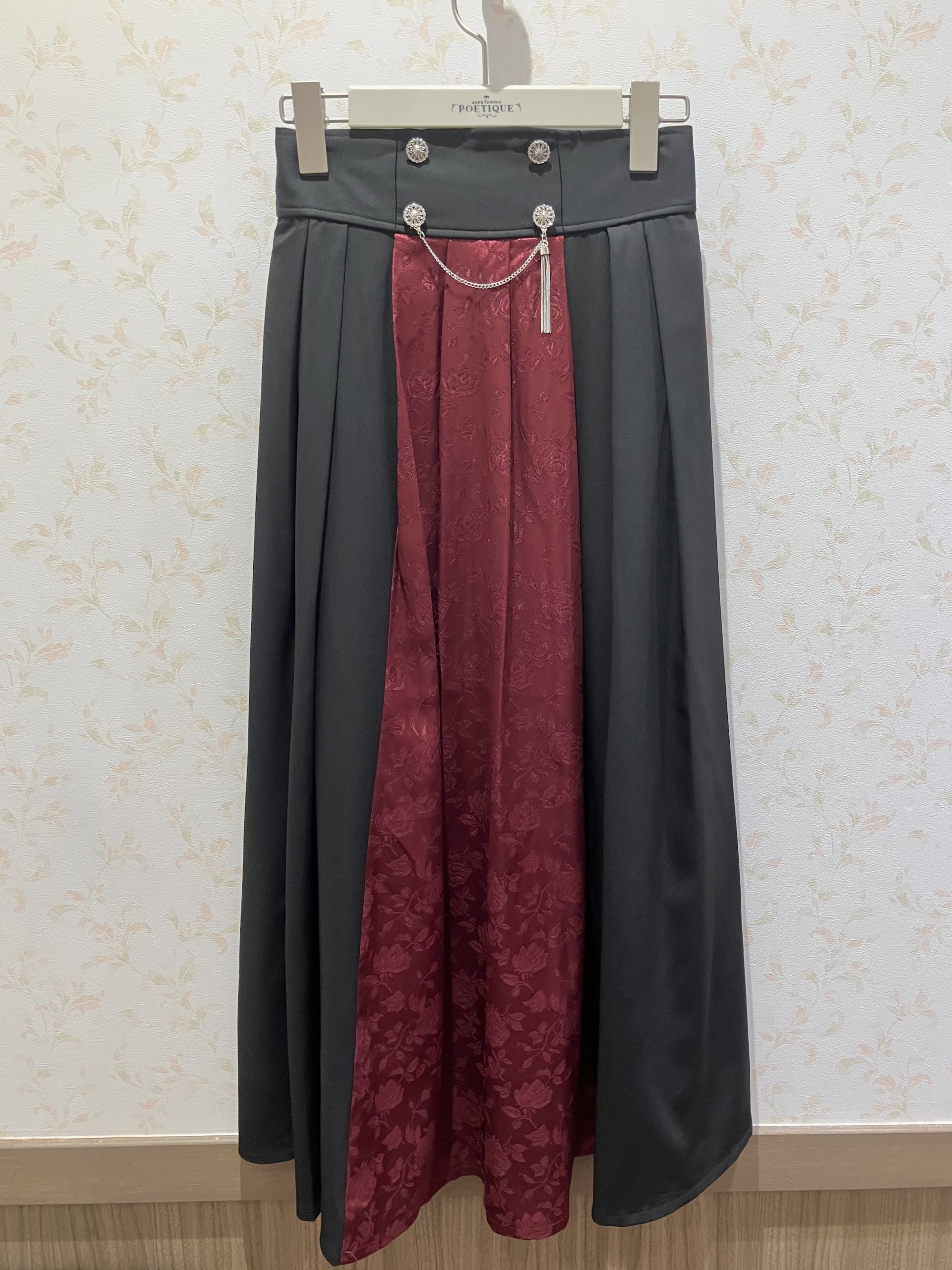 薔薇柄のジャガード生地が美しいスカート