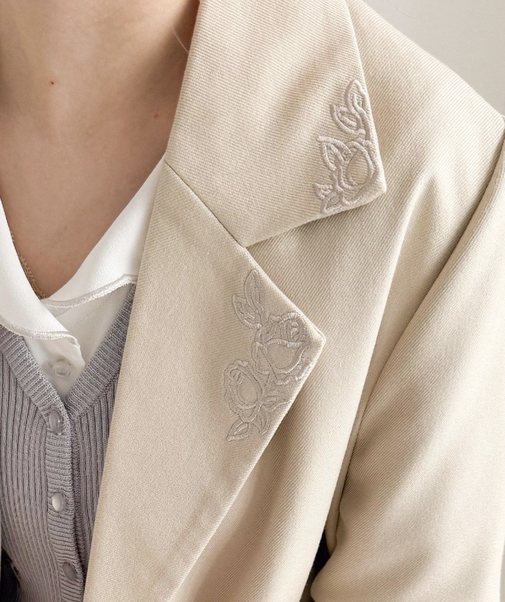 衿の繊細なローズ刺繍が目を惹くジャケット🥀