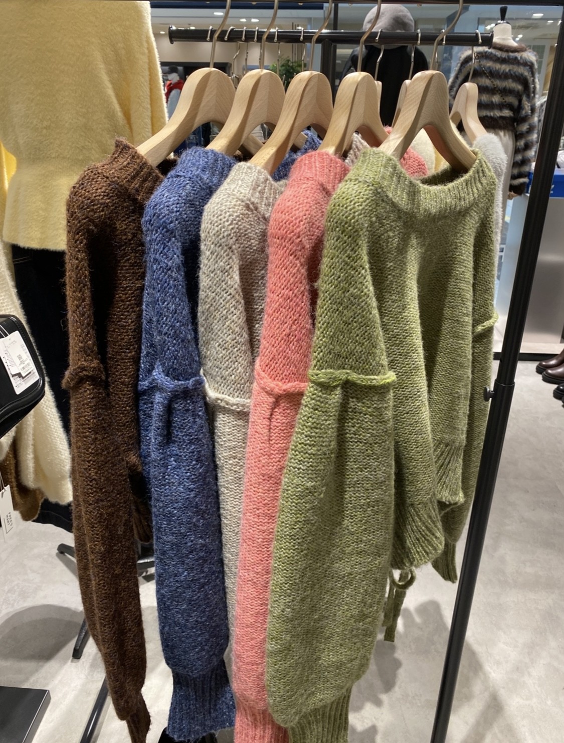 カラフル展開のバックリボンニットのご紹介