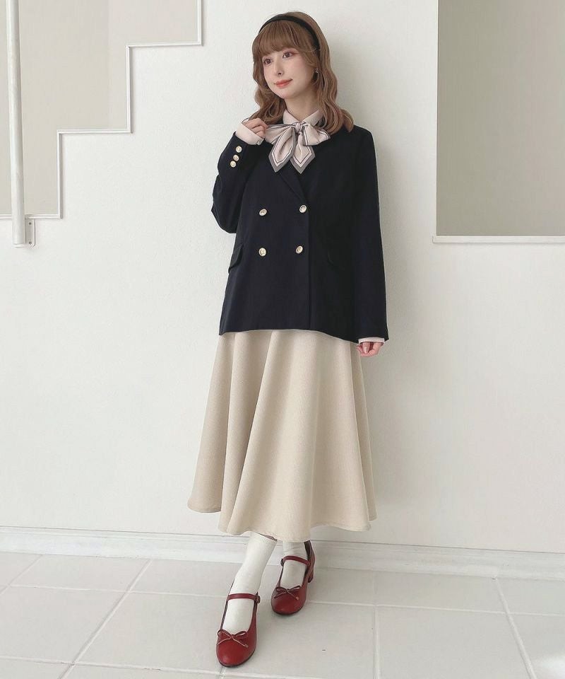 ゴールド釦をあしらったクラシカルなダブルジャケット。