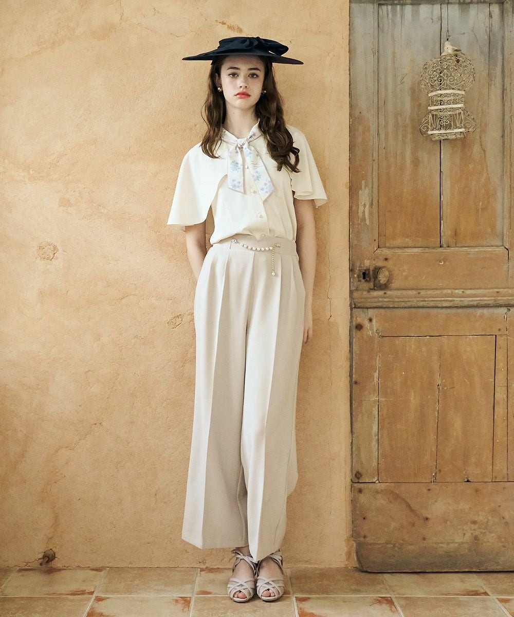 フロントのパールチェーンビットがクラシカルなストレートパンツ。