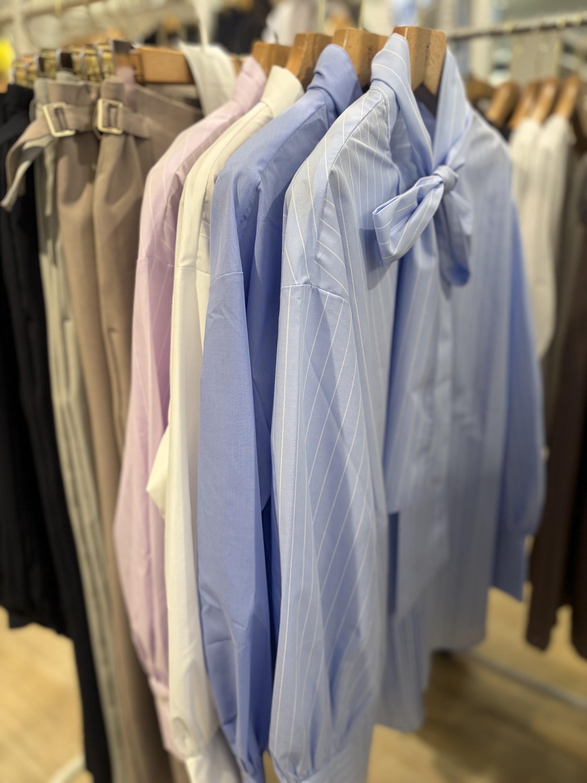 【ボウタイ付きで顔まわりを華やかに】リボンシャツ