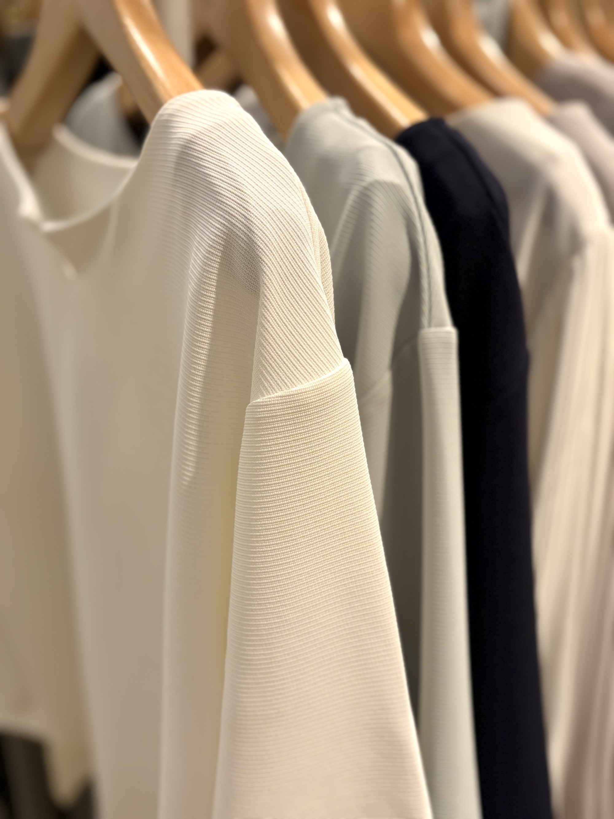 【きれい見えと快適さを両立する】オンオフ万能カットソー。 