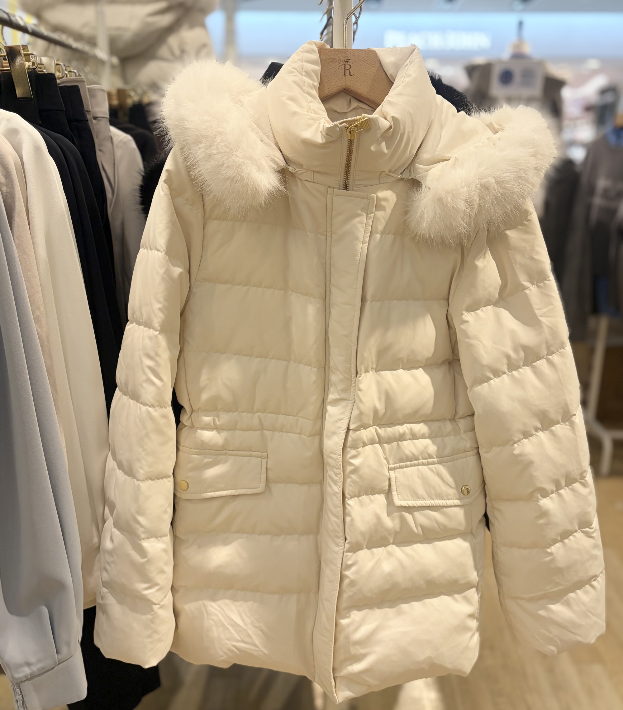 【大きめフードが小顔効果】ミドル丈ダウンコート