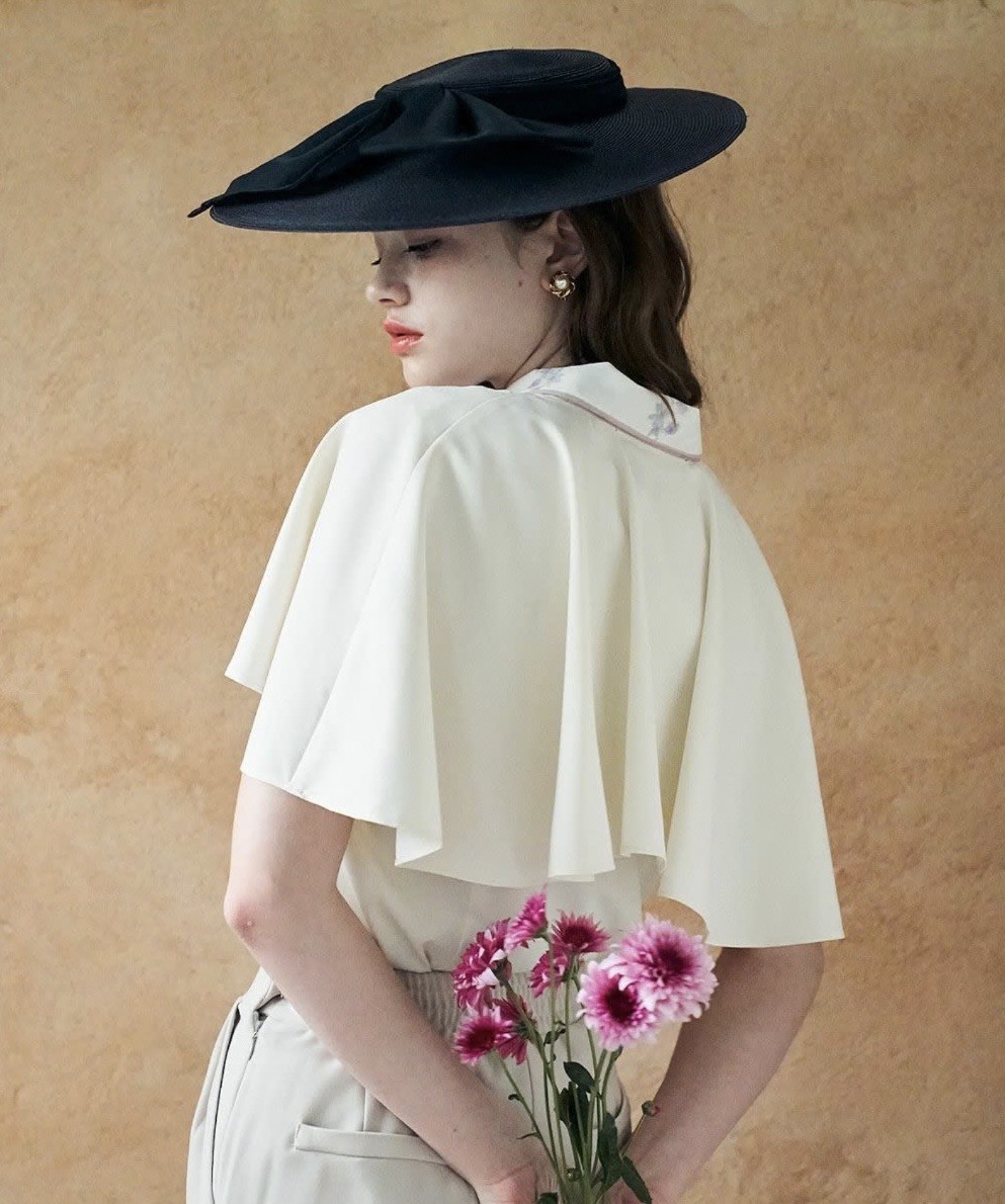 繊細な水彩タッチのスミレプリントがフェミニンなブラウス🐶