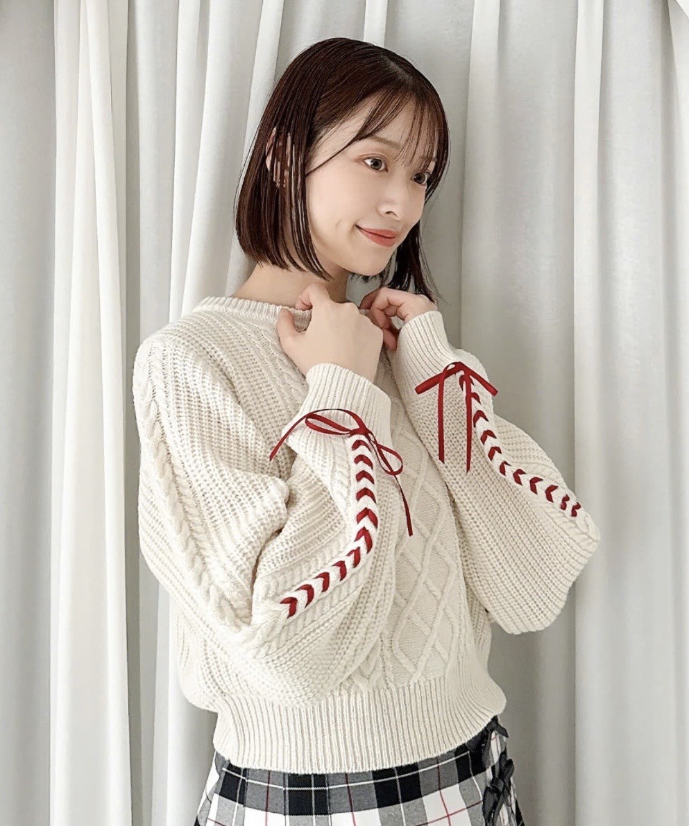 袖のリボンレースアップが女の子らしい可愛さのニットプルオーバー♡