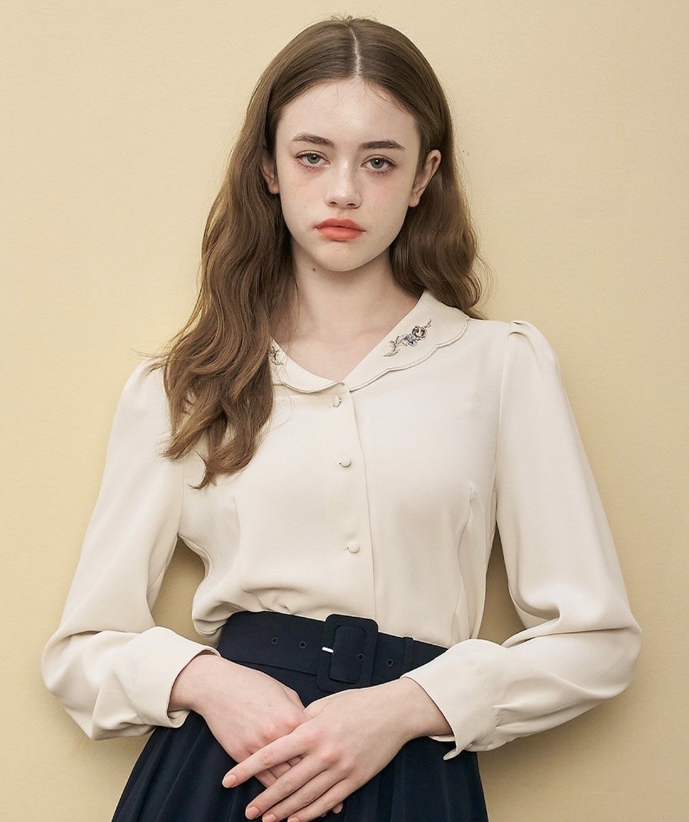 衿にあしらった繊細なローズ刺繍が目を惹くブラウス🥀