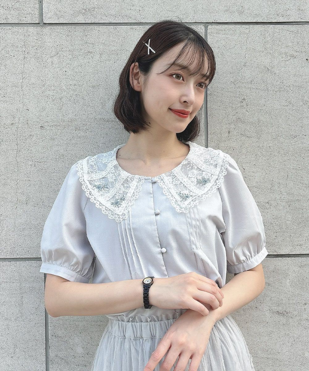 チュールレースの衿が乙女心をくすぐるブラウス♡