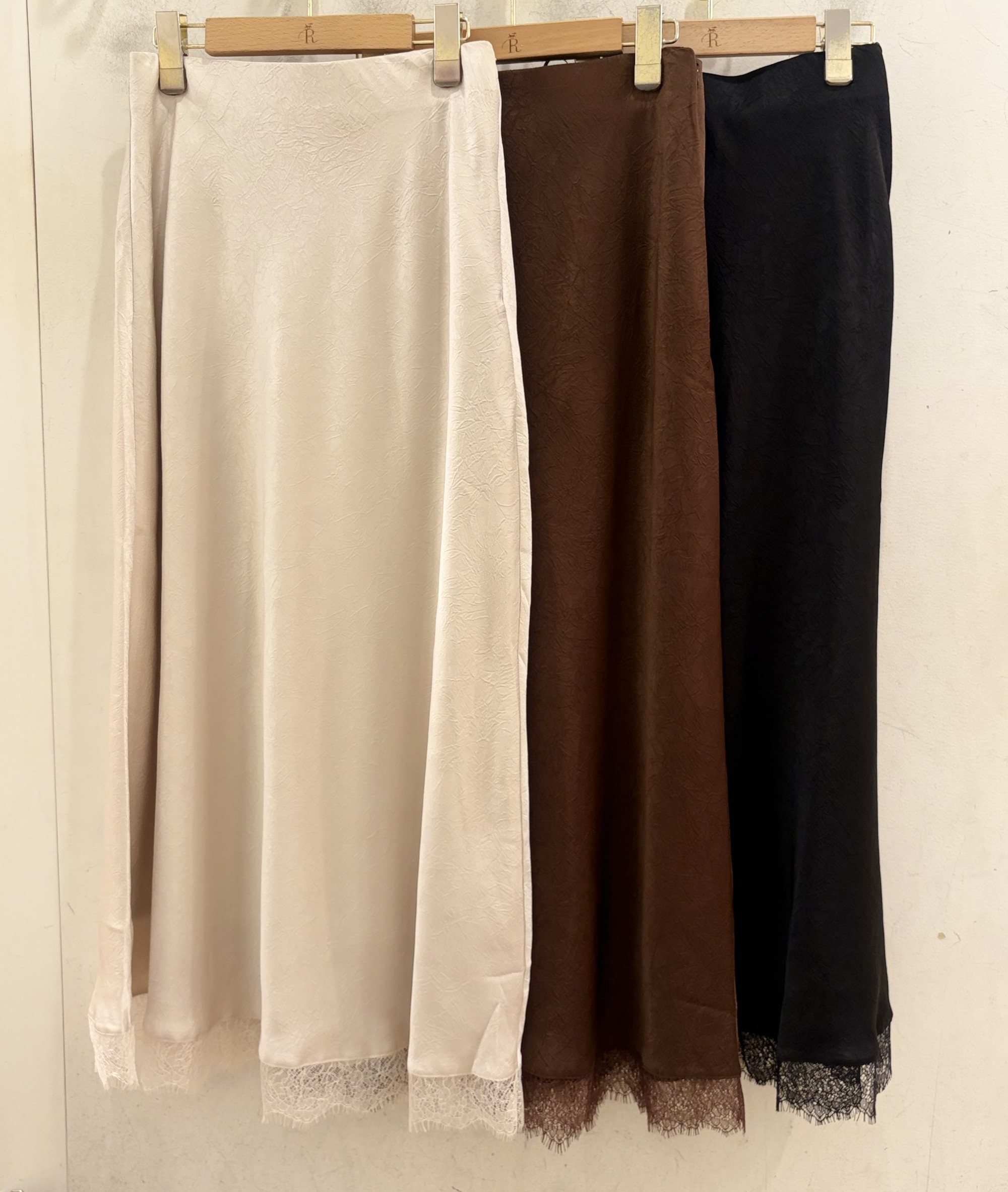 【シャツやジャケットとも相性抜群】レーススカート