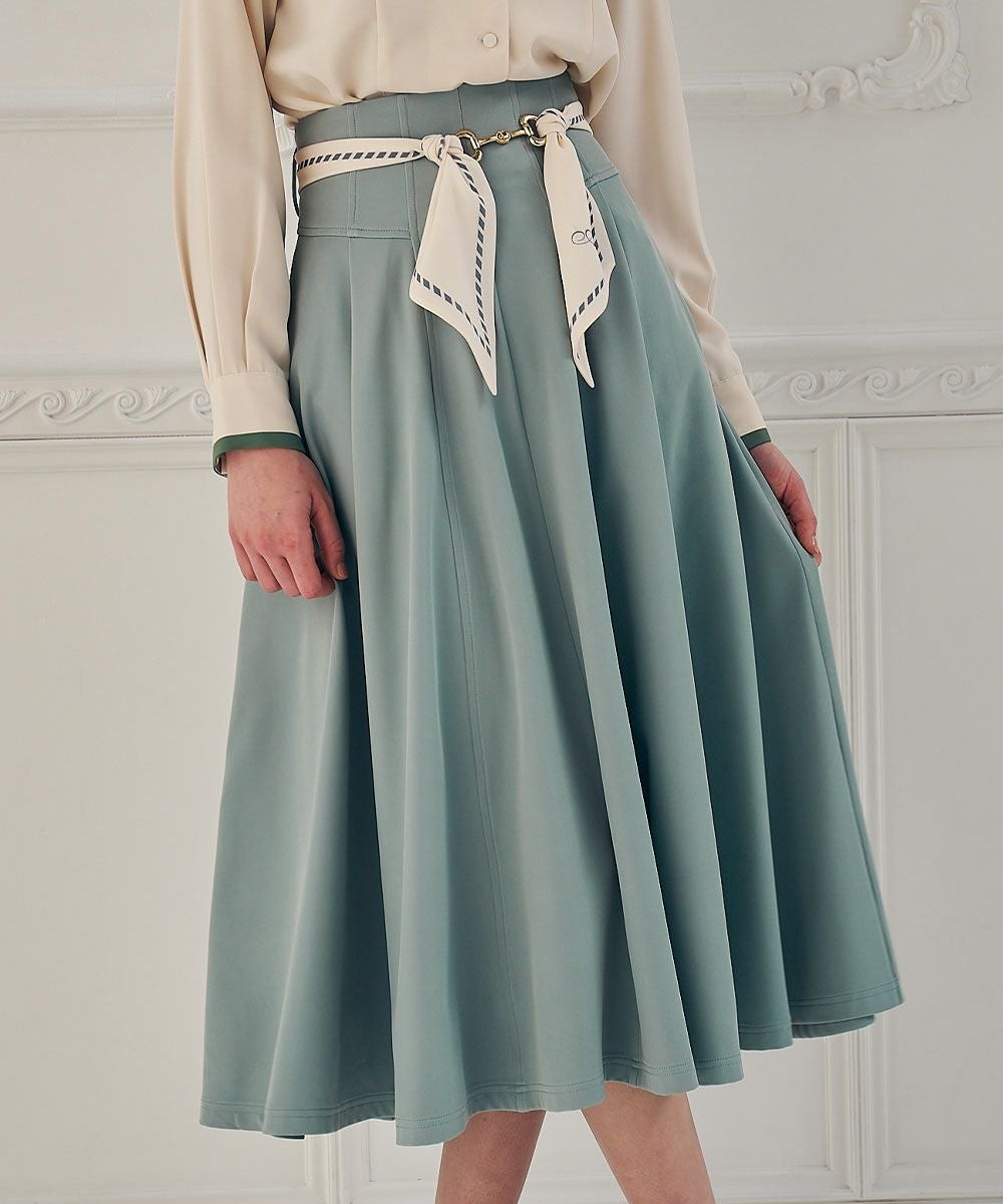 an another angelusオリジナルのロゴ入りスカーフが目を惹く、とびきりクラシカルなスカート。