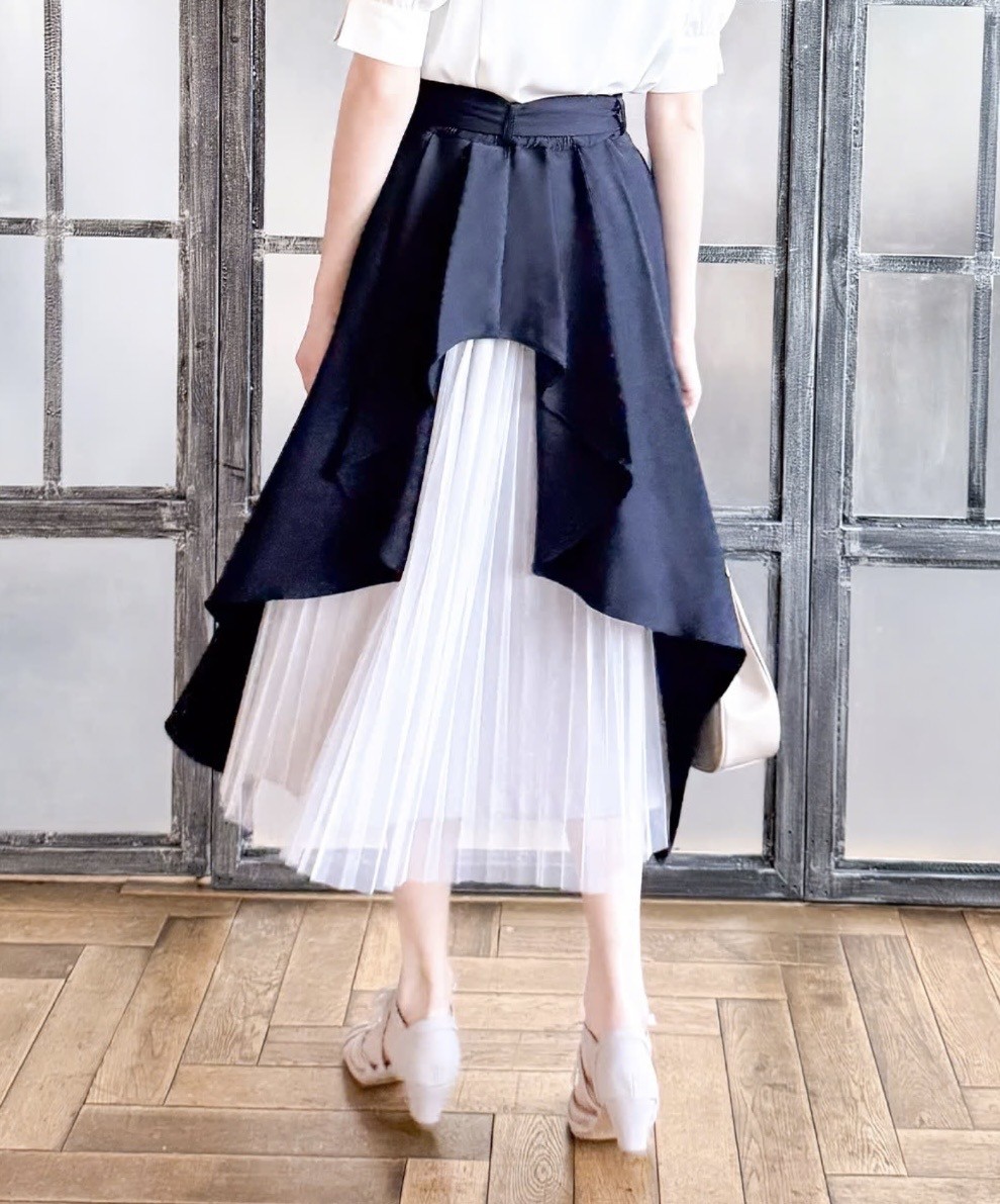 前と後ろで表情の変わる、360度クラシカルなフレアースカート。