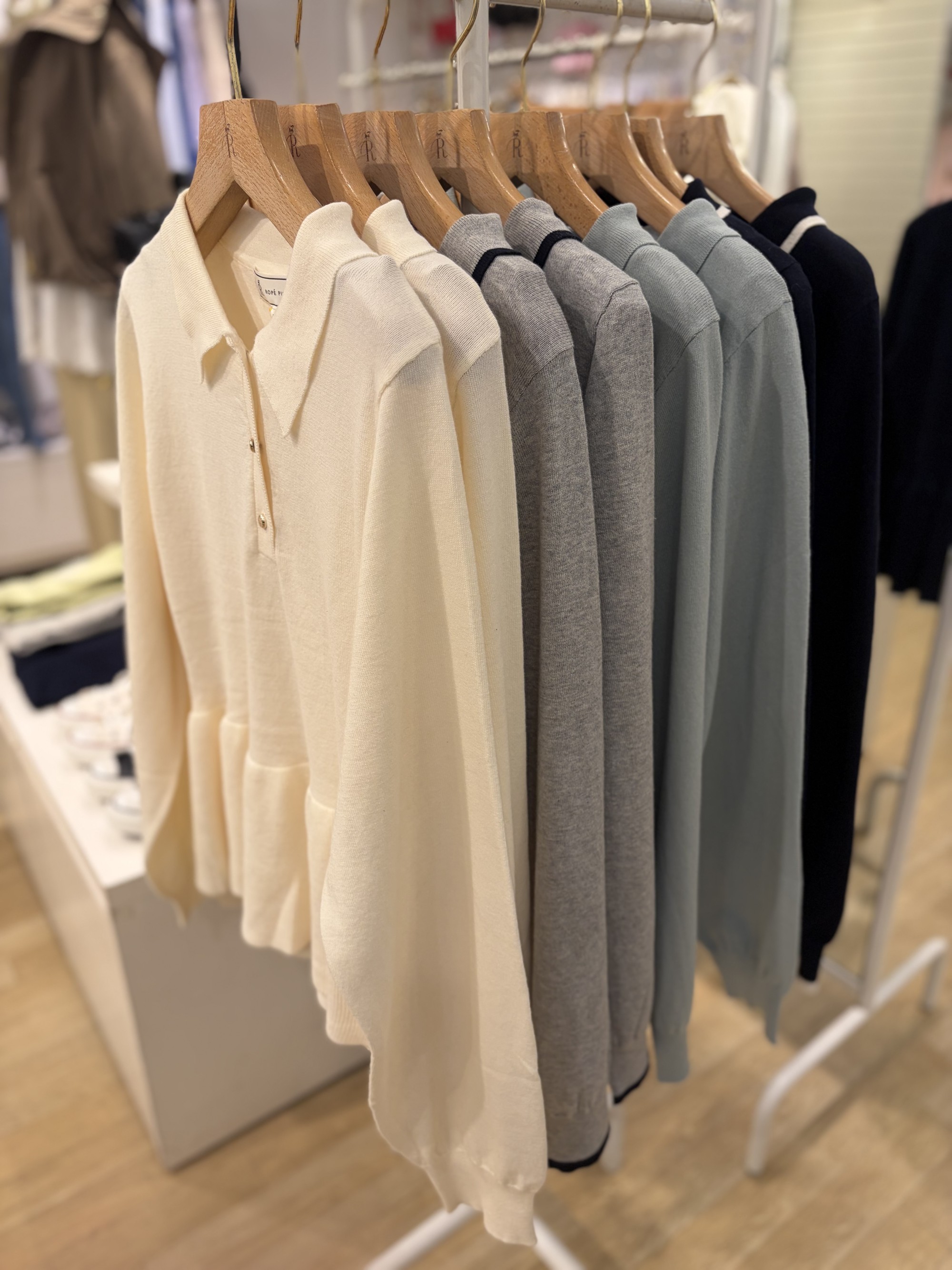 【甘さを抑えたペプラムシルエット】ニットポロ