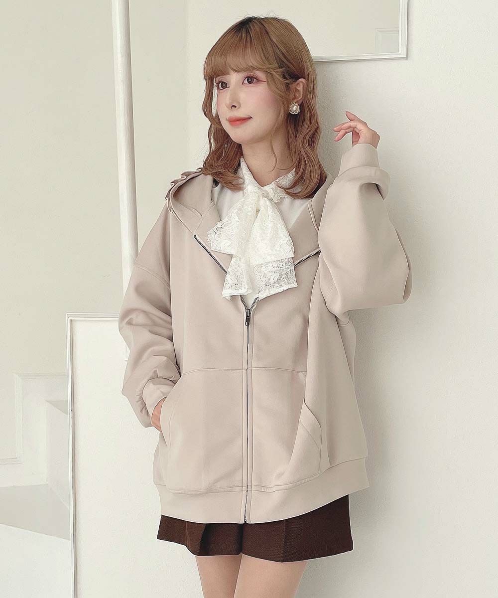 バックスタイルに施したリボンのロゴがキュートで目を惹くZIPパーカー♡