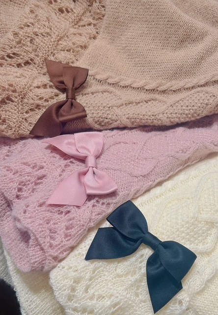 〘見た目も温かさも◎〙ガーリーなディティールがカワイイ！ニットケープ