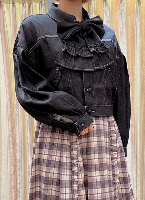 大きめリボンが目を引くデニムジャケット