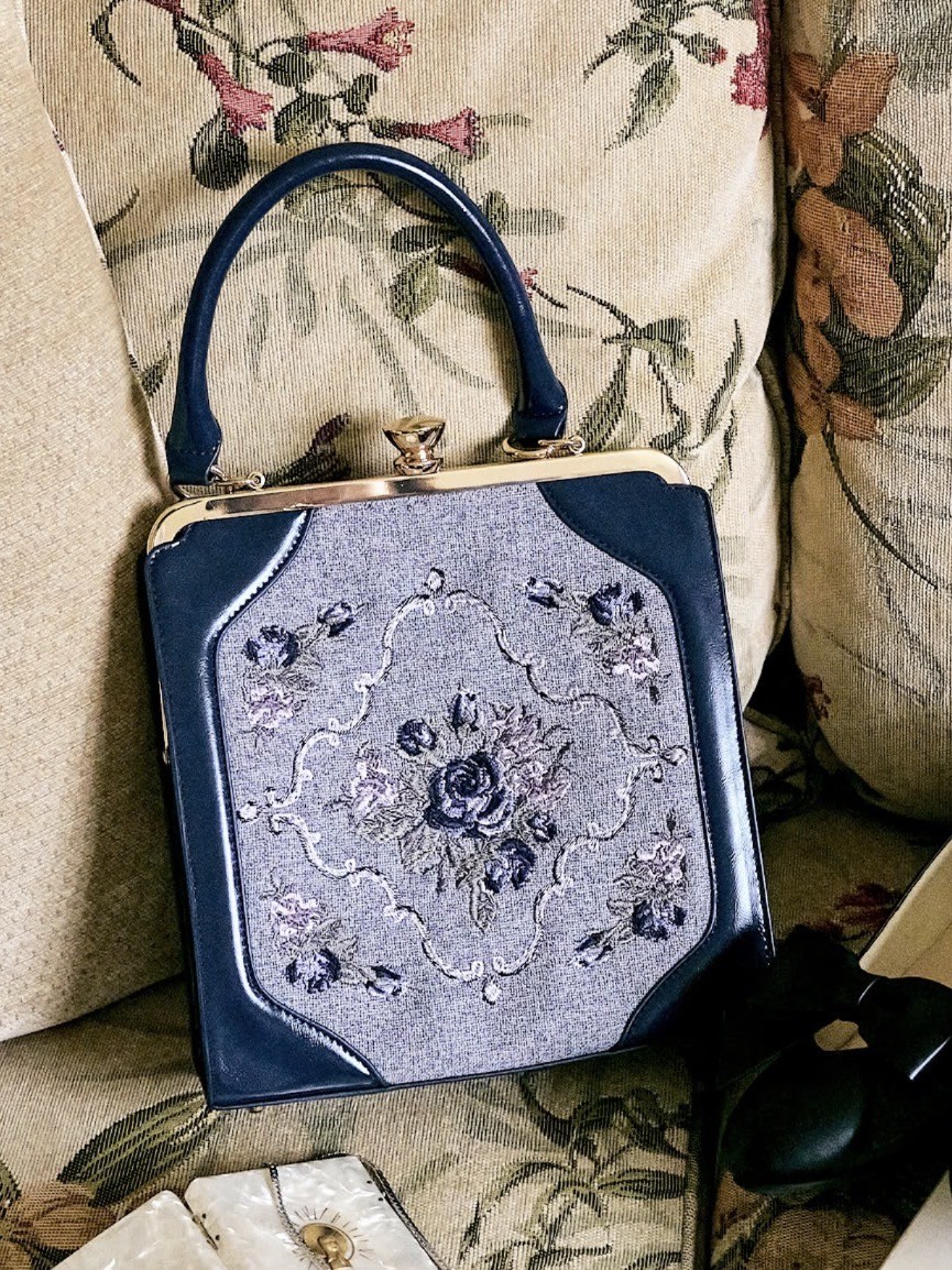 美術品のような繊細な刺繍が美しいアイコニックながま口バッグ🥀