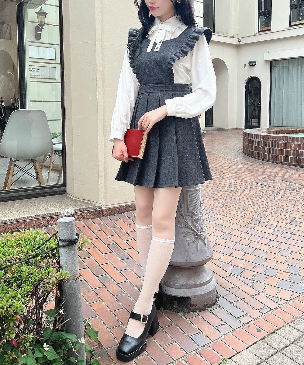 エプロン風のシルエットがとびきりキャッチーなジャンスカ🤎