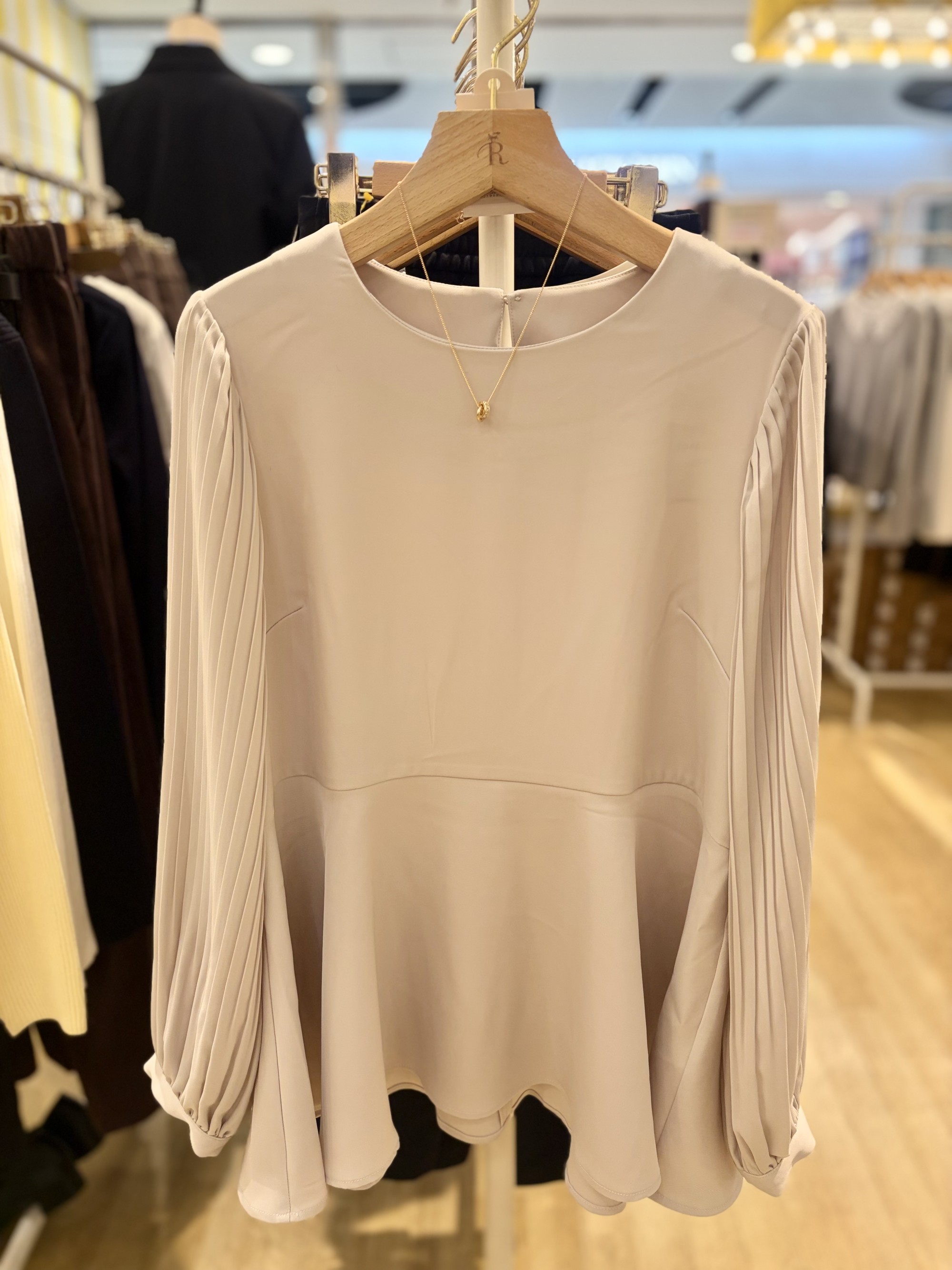 【スタイルアップ効果抜群】ブラウス