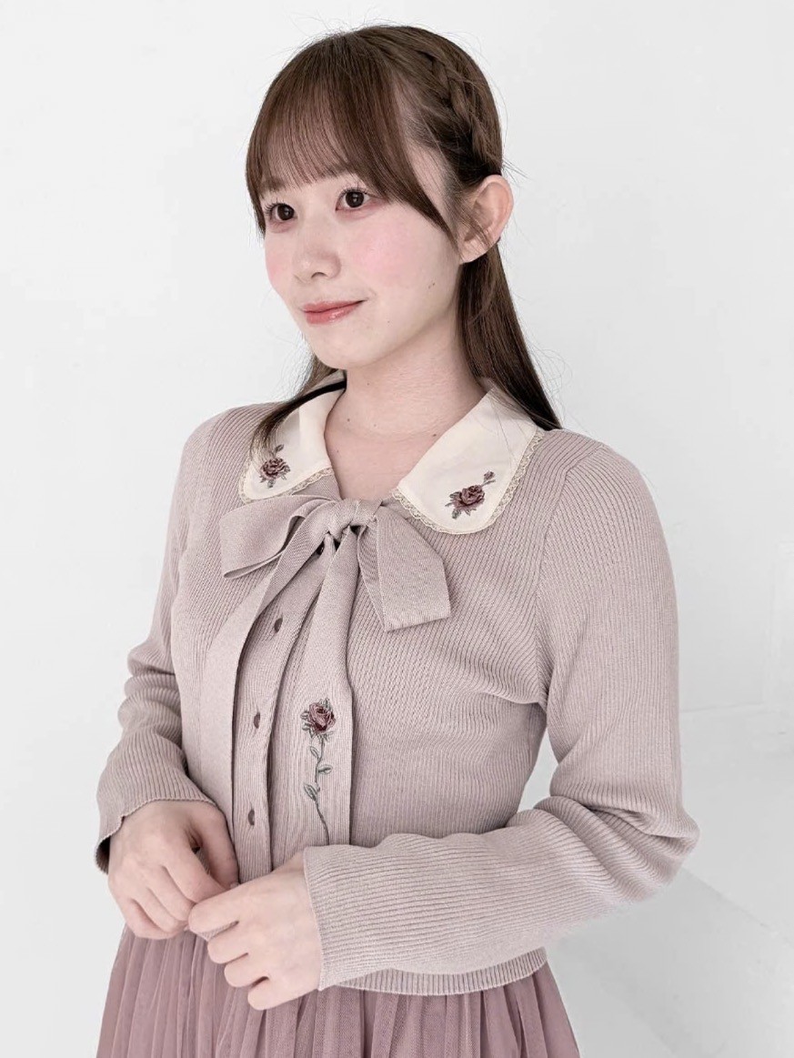 ボウタイにあしらわれたローズ刺繍がクラシカルなニットカーディガン🌷