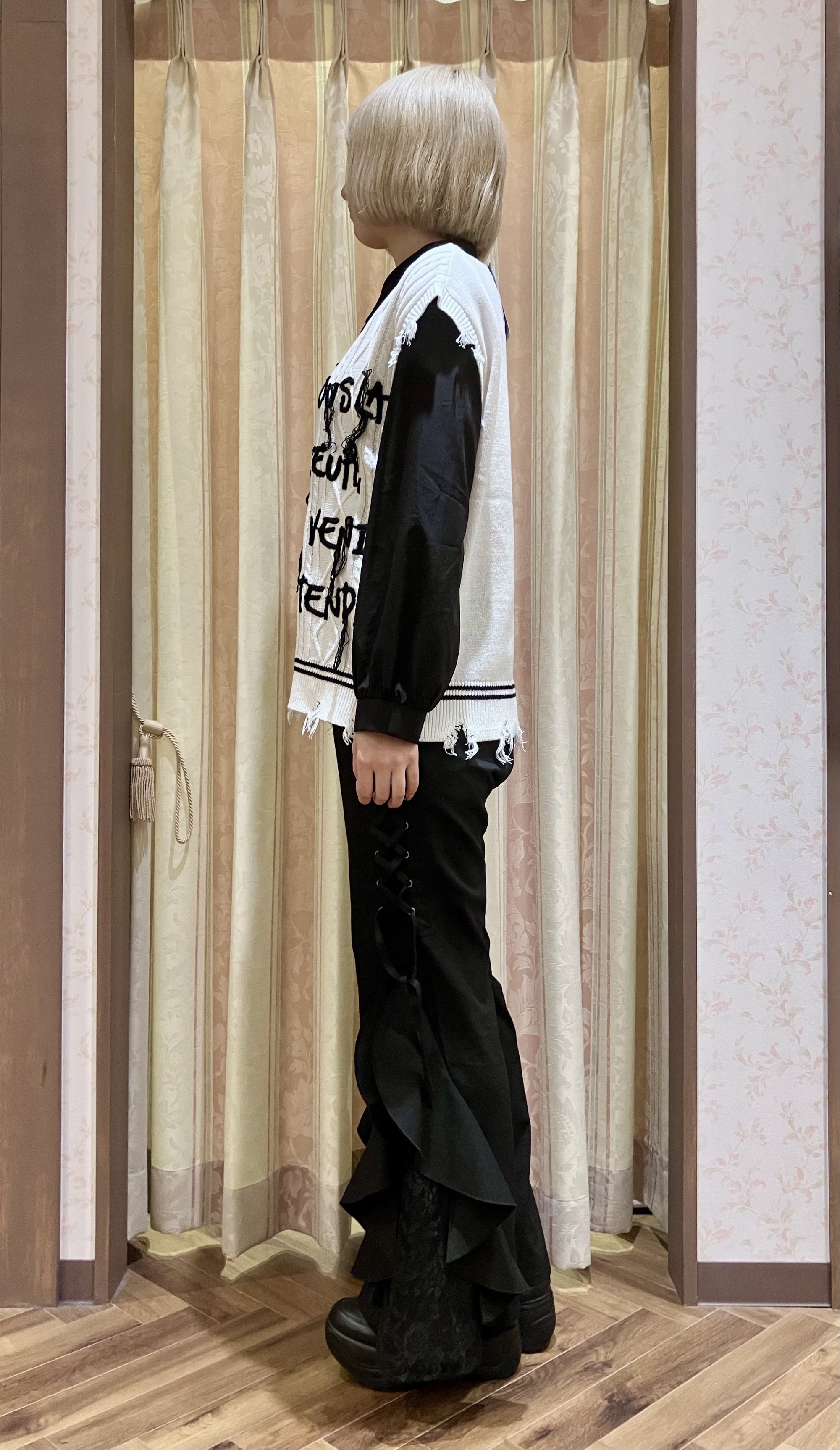 ネクタイ×ダメージニットベストで辛口プレッピーコーデ