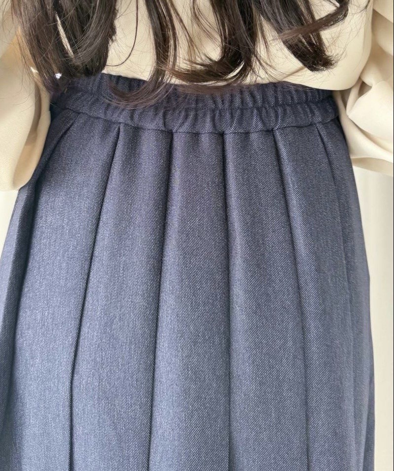 デニムライクな素材にビット使いが上品に効いたプリーツスカート🌼
