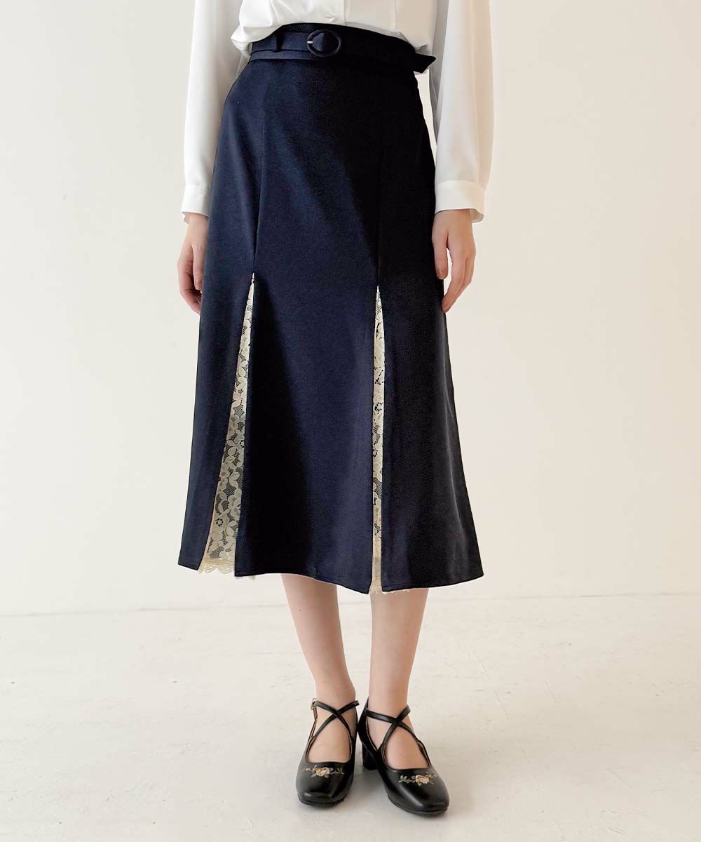 切替からレースが覗くとびきりクラシカルなスカート💐