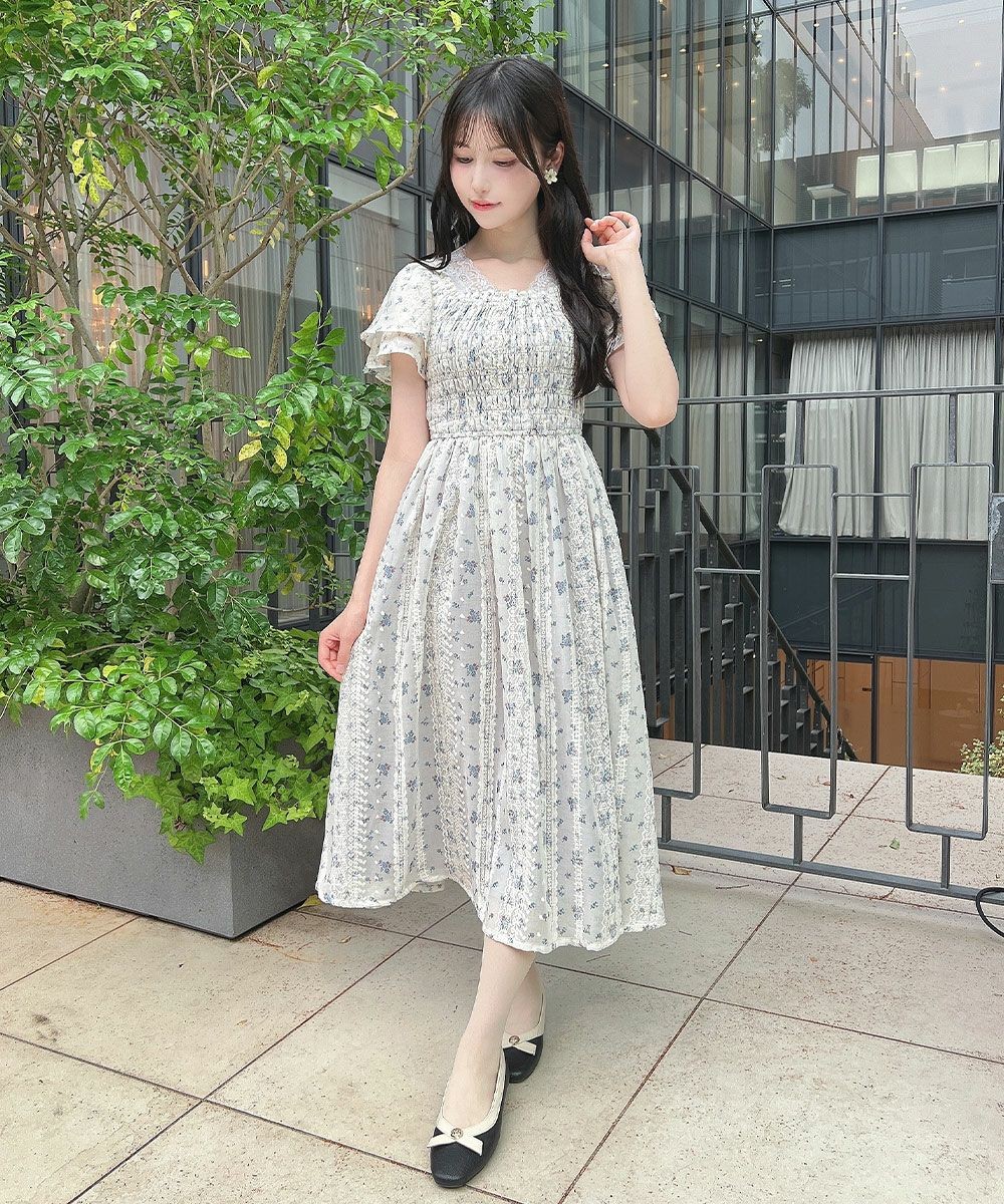 ナチュラルガーリーな小花柄がトレンドライクな印象漂うワンピース🌻