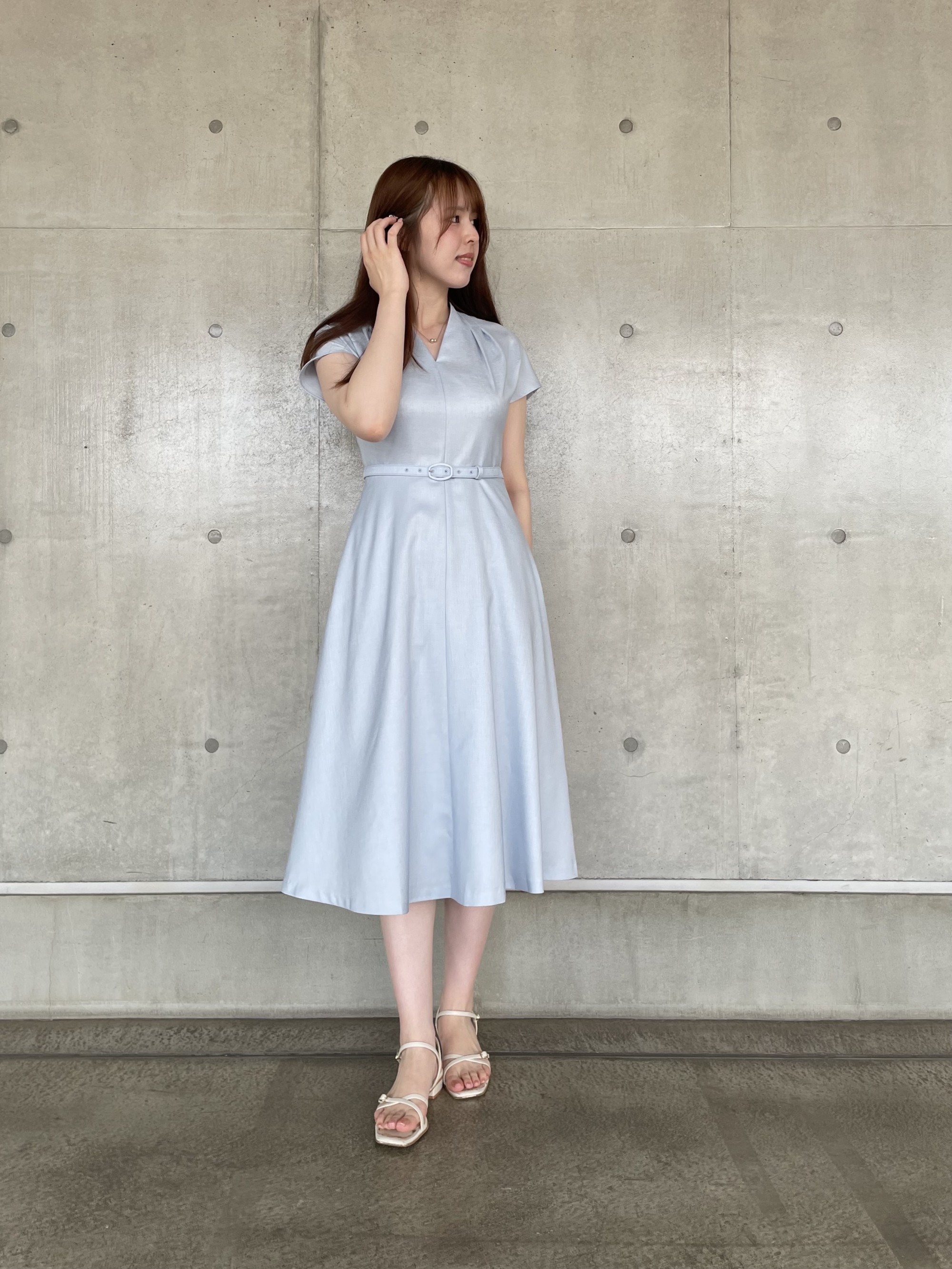 美シルエットを叶えるVネックフィット&フレアワンピース