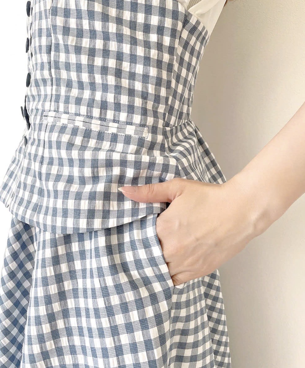50’sを思わせるクラシカルなフィット&フレアーのシルエットが特別感溢れるワンピース