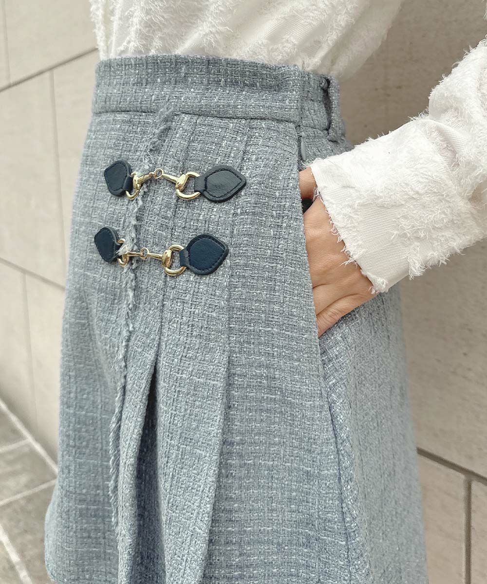 表面感のあるツイード素材が目を惹くミニスカート♡